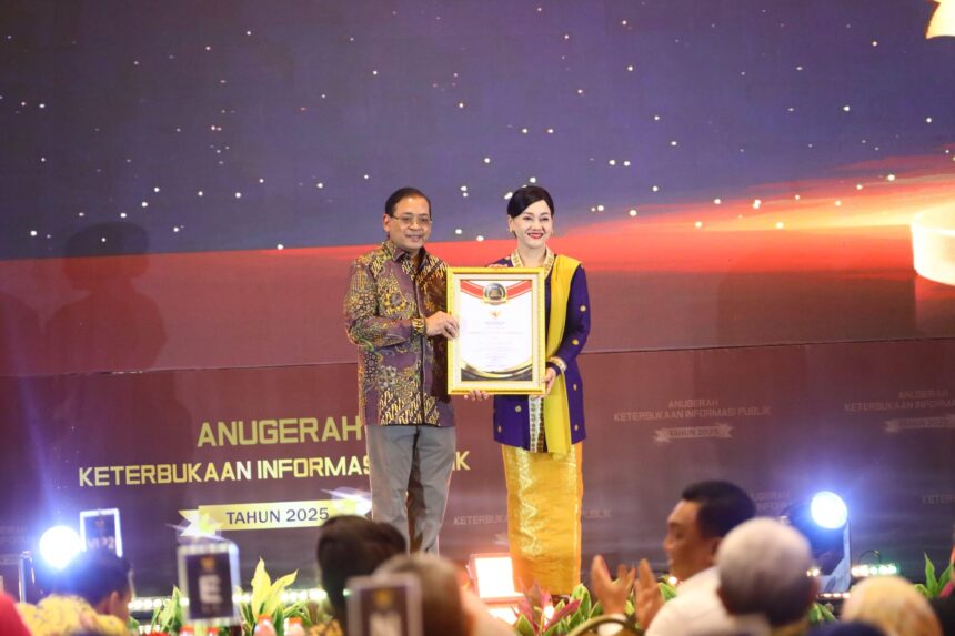 Otoritas Jasa Keuangan (OJK) terpilih menjadi Badan Publik Terbaik Nasional dalam Anugerah Keterbukaan Informasi Publik Tahun 2025 dan memperoleh penghargaan Arkaya Wiwarta Prajanugraha.