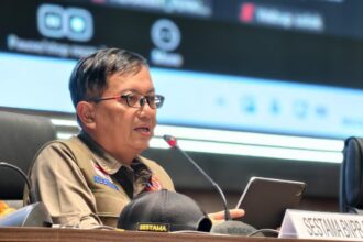 Sekretaris Utama BNPB, Rustian, memimpin Rapat Percepatan Rehabilitasi dan Rekonstruksi pasca banjir bandang dan tanah longsor di Sumatera Barat, di Aula Kantor Gubernur Sumatera Barat, Selasa (16/12/2025). Foto: Ist