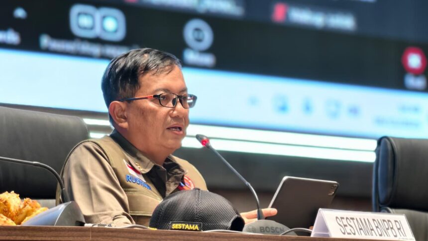 Sekretaris Utama BNPB, Rustian, memimpin Rapat Percepatan Rehabilitasi dan Rekonstruksi pasca banjir bandang dan tanah longsor di Sumatera Barat, di Aula Kantor Gubernur Sumatera Barat, Selasa (16/12/2025). Foto: Ist