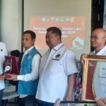 Perwakilan Kelurahan Pondok Labu, Cilandak, Kampung Tangguh Anti Narkoba binaan Polres Metro Jakarta Selatan saat menerima penghargaan lomba meraih Juara 1 dari Wadir Narkoba Polda Metro Jaya, AKBP Dedy Anung didampingi Kasat Narkoba Polres Metro Jakarta Selatan, Rabu (17/12/2025). Foto: Ist