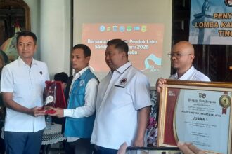 Perwakilan Kelurahan Pondok Labu, Cilandak, Kampung Tangguh Anti Narkoba binaan Polres Metro Jakarta Selatan saat menerima penghargaan lomba meraih Juara 1 dari Wadir Narkoba Polda Metro Jaya, AKBP Dedy Anung didampingi Kasat Narkoba Polres Metro Jakarta Selatan, Rabu (17/12/2025). Foto: Ist