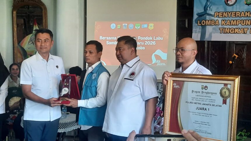 Perwakilan Kelurahan Pondok Labu, Cilandak, Kampung Tangguh Anti Narkoba binaan Polres Metro Jakarta Selatan saat menerima penghargaan lomba meraih Juara 1 dari Wadir Narkoba Polda Metro Jaya, AKBP Dedy Anung didampingi Kasat Narkoba Polres Metro Jakarta Selatan, Rabu (17/12/2025). Foto: Ist
