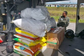 Distribusi logistik melalui udara membantu menjangkau wilayah akses terbatas di Tapanuli Tengah dan sekitarnya, mempercepat penyaluran bantuan kepada warga masyarakat terdampak banjir bandang dan tanah longsor, Selasa (16/12/2025). Foto: BNPB