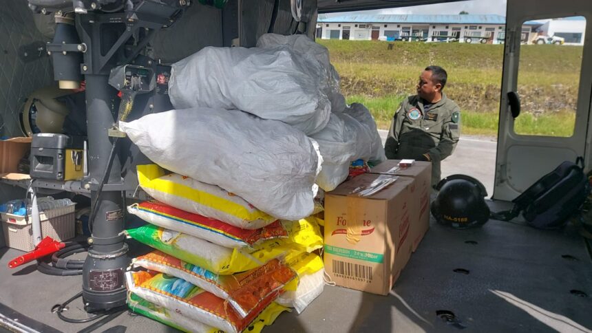 Distribusi logistik melalui udara membantu menjangkau wilayah akses terbatas di Tapanuli Tengah dan sekitarnya, mempercepat penyaluran bantuan kepada warga masyarakat terdampak banjir bandang dan tanah longsor, Selasa (16/12/2025). Foto: BNPB