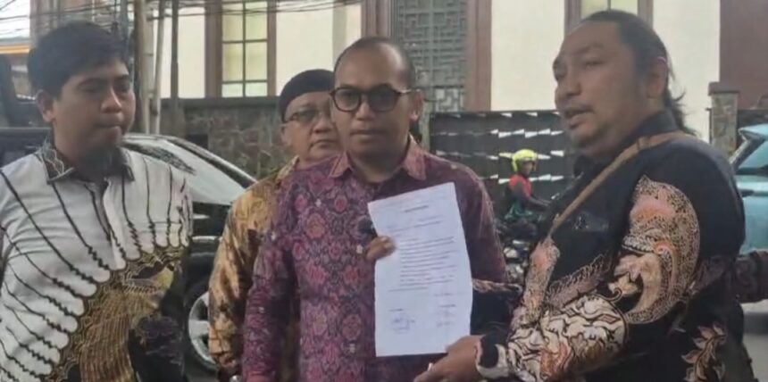 Tim kuasa hukum PT ABM, Ratho Priyasa, dari kantor hukum Teguh Satya Bhakti & Patners saat melaporkan PT BDW ke Satgas PKH, Rabu (17/12/2025). Foto: Ist/Ratho Priyasa