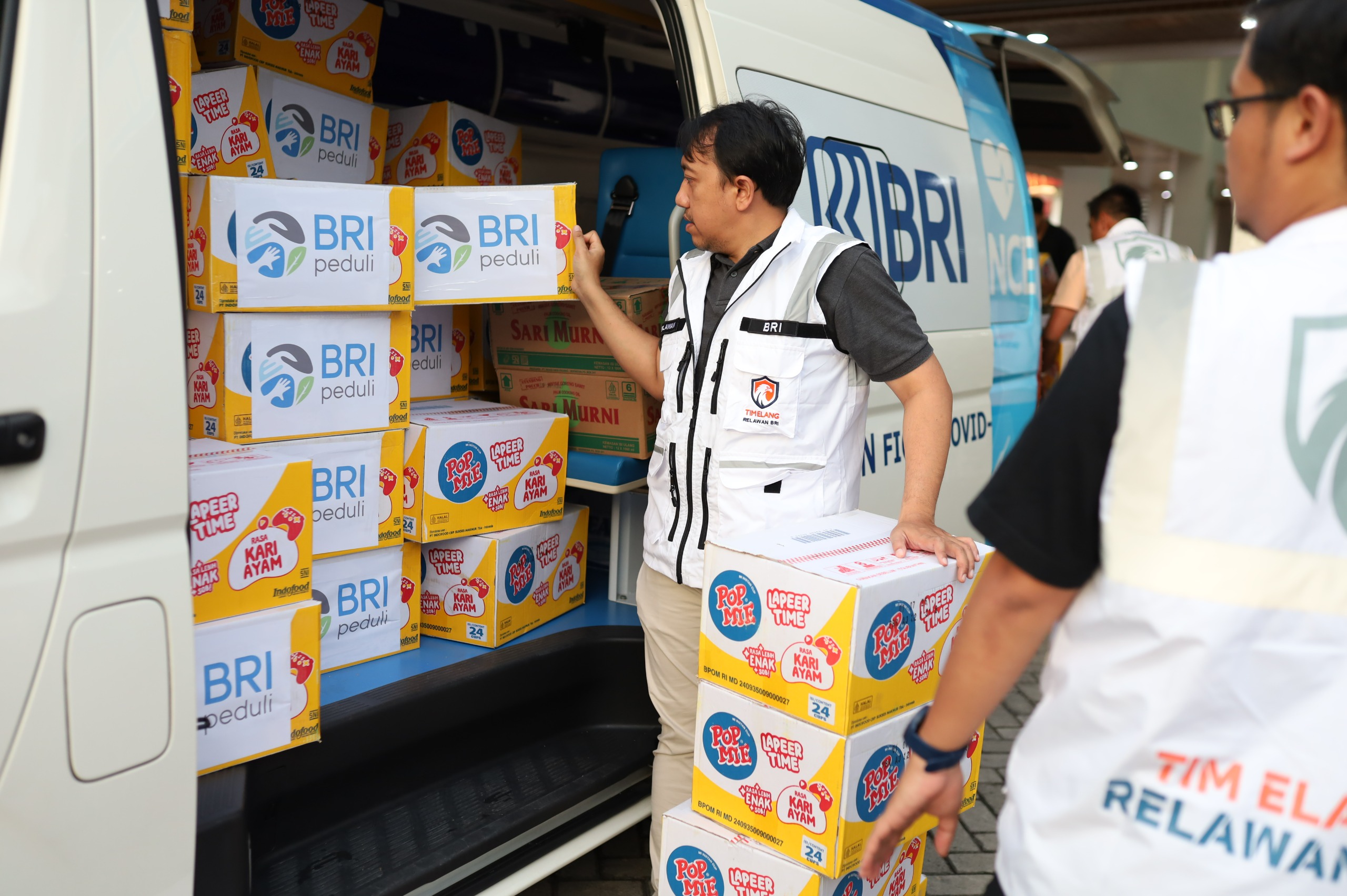 BRI Terus Salurkan Bantuan Bencana di Sumatera, Jangkau Lebih dari 70 Ribu Masyarakat Terdampak 2 Hingga 18 Desember 2025, BRI Group telah melaksanakan 40 aksi tanggap darurat di berbagai wilayah terdampak bencana, yang didukung oleh 5 unit posko darurat bencana. Posko-posko tersebut berfungsi sebagai pusat koordinasi, distribusi bantuan, serta layanan kemanusiaan guna memastikan bantuan dapat tersalurkan secara cepat dan tepat sasaran. Foto: Dok BRI