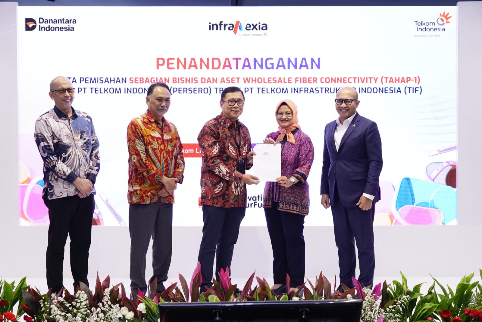 Telkom Resmi Teken Akta Spin-Off, InfraNexia Jadi Mesin Pertumbuhan Baru Infrastruktur Digital TelkomGroup 2 Direktur Utama Telkom Dian Siswarini (Keempat dari Kiri) saat acara penandatanganan akta pemisahan (deed of spin-off) InfraNexia di Jakarta, pada Kamis (18/12). Foto: Telkom Indonesia