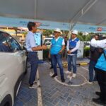 General Manager PLN UID Jakarta Raya, Moch. Andy Adchaminoerdin dan jajaran saat melakukan inspeksi pada enam SPKLU di Rest Area KM 10 Cibubur, Jakarta Timur, dalam rangka Siaga Nataru 2025 - 2026. Memastikan kesiapan infrastruktur, Kamis (18/12/2025) siang. Foto: Joesvicar Iqbal/ipol.id