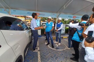 General Manager PLN UID Jakarta Raya, Moch. Andy Adchaminoerdin dan jajaran saat melakukan inspeksi pada enam SPKLU di Rest Area KM 10 Cibubur, Jakarta Timur, dalam rangka Siaga Nataru 2025 - 2026. Memastikan kesiapan infrastruktur, Kamis (18/12/2025) siang. Foto: Joesvicar Iqbal/ipol.id