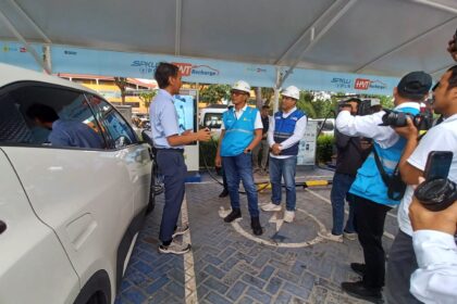 General Manager PLN UID Jakarta Raya, Moch. Andy Adchaminoerdin dan jajaran saat melakukan inspeksi pada enam SPKLU di Rest Area KM 10 Cibubur, Jakarta Timur, dalam rangka Siaga Nataru 2025 - 2026. Memastikan kesiapan infrastruktur, Kamis (18/12/2025) siang. Foto: Joesvicar Iqbal/ipol.id