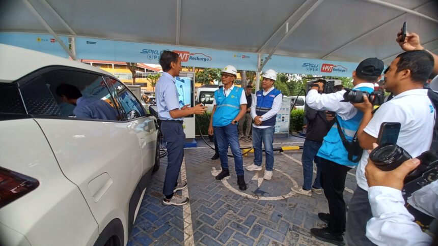 General Manager PLN UID Jakarta Raya, Moch. Andy Adchaminoerdin dan jajaran saat melakukan inspeksi pada enam SPKLU di Rest Area KM 10 Cibubur, Jakarta Timur, dalam rangka Siaga Nataru 2025 - 2026. Memastikan kesiapan infrastruktur, Kamis (18/12/2025) siang. Foto: Joesvicar Iqbal/ipol.id