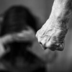 Ilustrasi, Mahasiswa aniaya kekasih pakai palu di Bengkulu, cemburu karena chat WhatsApp. Foto: Istcok @Paul Gorvett