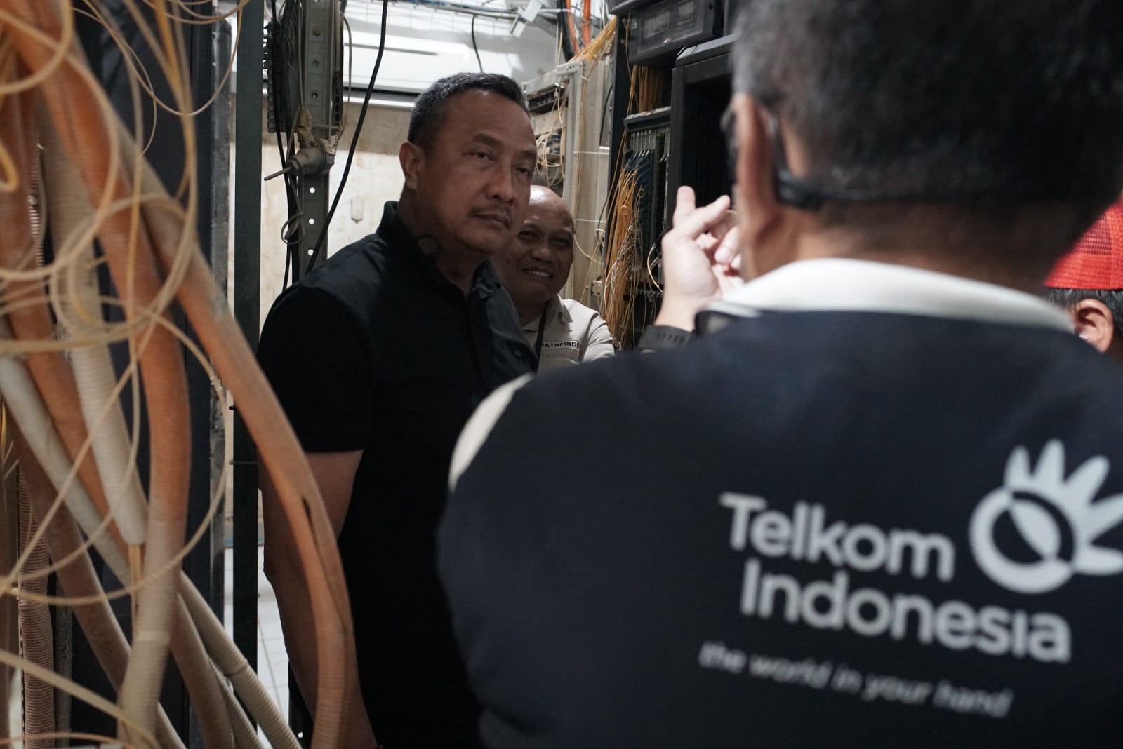 Direktur Network Telkom Nanang Hendarno saat melakukan peninjauan progress recovery layanan jaringan telekomunikasi di Aceh pada Senin (15/12). Foto: Telkom Indonesia