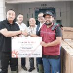 Direktur Network Telkom Nanang Hendarno saat memberikan bantuan obat-obatan kepada Rumah Sakit Daerah Aceh Tamiang pada Senin (15/12). Foto: Telkom Indonesia