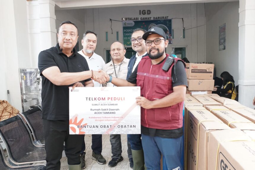 Direktur Network Telkom Nanang Hendarno saat memberikan bantuan obat-obatan kepada Rumah Sakit Daerah Aceh Tamiang pada Senin (15/12). Foto: Telkom Indonesia