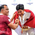 Manager Pencak Silat Irjen Pol Nunung Syaifuddin Mengalungkan Medali kepada atlet Indonesia di SEA Games 2025 Thailand.foto/ist