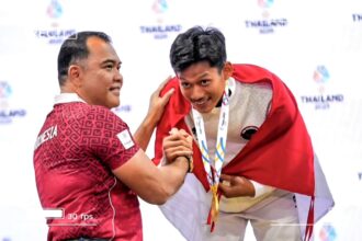 Manager Pencak Silat Irjen Pol Nunung Syaifuddin Mengalungkan Medali kepada atlet Indonesia di SEA Games 2025 Thailand.foto/ist