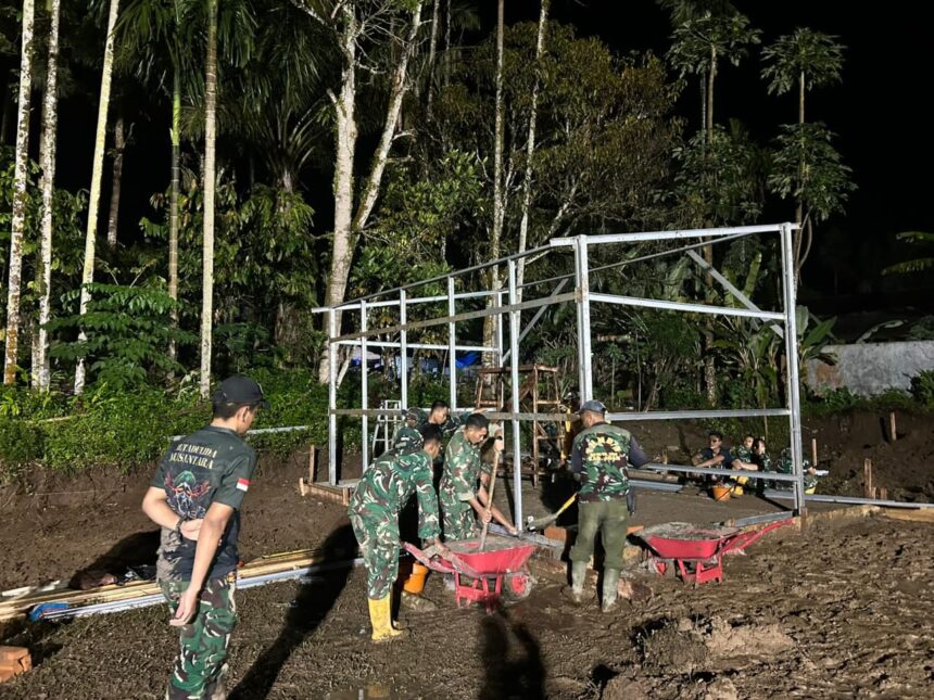Pembangunan Hunian Sementara (Huntara) di wilayah Palembayan, Kabupaten Agam, bagi masyarakat terdampak bencana di wilayah Palembayan, Kabupaten Agam. Foto: Dispenad
