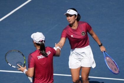 Pasangan ganda putri tenis Tim Indonesia Aldila Sutjiadi dan Janice Tjen mempersembahkan medali emas kedua bagi Tim Indonesia usai menaklukkan wakil tuan rumah Thailand, Peangtarn Plipuech/Mananchaya Sawangkaew, pada partai final ganda putri SEA Games Thailand 2025 yang digelar di National Tennis Development Center.