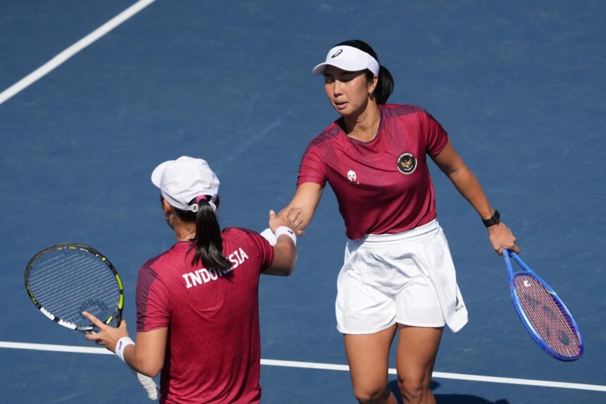 Pasangan ganda putri tenis Tim Indonesia Aldila Sutjiadi dan Janice Tjen mempersembahkan medali emas kedua bagi Tim Indonesia usai menaklukkan wakil tuan rumah Thailand, Peangtarn Plipuech/Mananchaya Sawangkaew, pada partai final ganda putri SEA Games Thailand 2025 yang digelar di National Tennis Development Center.