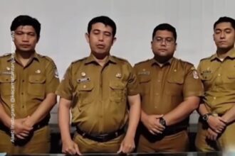 Ribuan KTP elektronik milik warga Kecamatan Tanjung Morawa, Deli Serdang, terungkap ditimbun pegawai honorer dan tak didistribusikan sejak 2020 hingga 2025. Foto: Tangkap layar TIkTok @folkfinance.id