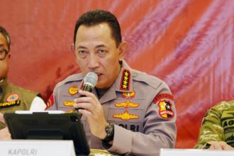 Kapolri Jenderal Pol Listyo Sigit Prabowo dalam konferensi pers update penanganan dan penanggulangan bencana banjir bandang di Aceh, Sumatra Utara, dan Sumatra Barat, Jumat (19/12/2025). Foto: Ist