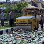 Jelang Natal 2025 dan Tahun Baru 2026, Polres Tasikmalaya musnahkan 10.000 botol miras ilegal hasil operasi penyakit masyarakat. Foto: TikTok @tasikasik
