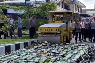 Jelang Natal 2025 dan Tahun Baru 2026, Polres Tasikmalaya musnahkan 10.000 botol miras ilegal hasil operasi penyakit masyarakat. Foto: TikTok @tasikasik