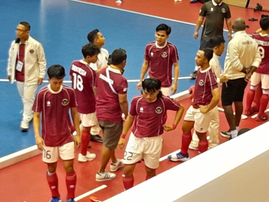 Timnas Hockey Indoor Putra Indonesia sukses merebut medali emas pada SEA Games ke-33 Thailand 2025. Pada pertandingan final yang cukup menegangkan di Thailand National Sports University, Nong Mai Daeng, Chonburi, Thailand, Sabtu (19/12/2025), Revo Priliandro dan kawan-kawan menang dengan skor 4-4 (2-1 PSO).