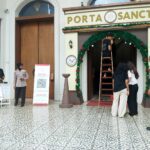 Suasana sejumlah anggota Polri melakukan koordinasi dalam Operasi Kepolisian Terpusat Lilin 2025 kepada pengurus di sebuah gereja, Jumat (19/12/2025). Foto: Ist