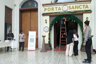 Suasana sejumlah anggota Polri melakukan koordinasi dalam Operasi Kepolisian Terpusat Lilin 2025 kepada pengurus di sebuah gereja, Jumat (19/12/2025). Foto: Ist