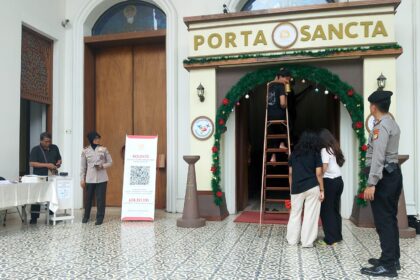 Suasana sejumlah anggota Polri melakukan koordinasi dalam Operasi Kepolisian Terpusat Lilin 2025 kepada pengurus di sebuah gereja, Jumat (19/12/2025). Foto: Ist