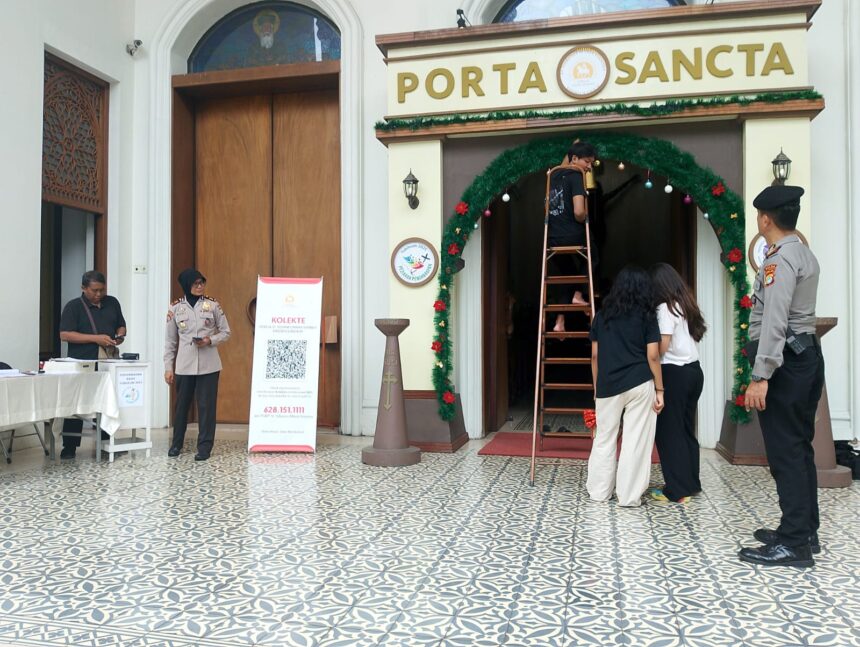 Suasana sejumlah anggota Polri melakukan koordinasi dalam Operasi Kepolisian Terpusat Lilin 2025 kepada pengurus di sebuah gereja, Jumat (19/12/2025). Foto: Ist