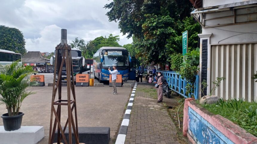 Suasana Terminal Kampung Rambutan, Jakarta Timur, saat menghadapi libur Natal dan tahun baru 2026. Foto: Joesvicar Iqbal/ipol.id