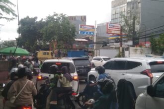 Kemacetan yang terjadi di jalan Kyai Mansyur, Jembatan Lima, Jakbar.(foto sofian/ipol.id)