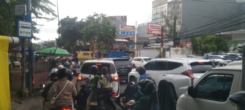 Kemacetan yang terjadi di jalan Kyai Mansyur, Jembatan Lima, Jakbar.(foto sofian/ipol.id)