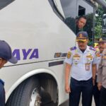 Kepala Terminal Bus Kampung Rambutan, Revi Zulkarnaen dan jajaran melakukan pemeriksaan ban dan rem bus Antar Kota Antar Provinsi (AKAP) di Terminal Kampung Rambutan, Jakarta Timur, Kamis (18/12/2025) sore. Foto: Joesvicar Iqbal/dok/ipol.id