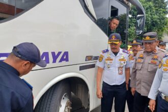 Kepala Terminal Bus Kampung Rambutan, Revi Zulkarnaen dan jajaran melakukan pemeriksaan ban dan rem bus Antar Kota Antar Provinsi (AKAP) di Terminal Kampung Rambutan, Jakarta Timur, Kamis (18/12/2025) sore. Foto: Joesvicar Iqbal/dok/ipol.id