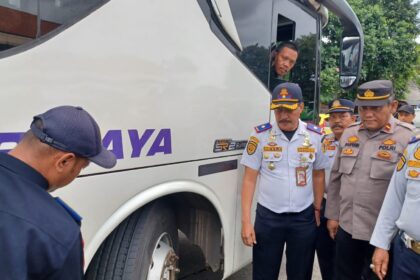 Kepala Terminal Bus Kampung Rambutan, Revi Zulkarnaen dan jajaran melakukan pemeriksaan ban dan rem bus Antar Kota Antar Provinsi (AKAP) di Terminal Kampung Rambutan, Jakarta Timur, Kamis (18/12/2025) sore. Foto: Joesvicar Iqbal/dok/ipol.id