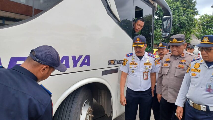 Kepala Terminal Bus Kampung Rambutan, Revi Zulkarnaen dan jajaran melakukan pemeriksaan ban dan rem bus Antar Kota Antar Provinsi (AKAP) di Terminal Kampung Rambutan, Jakarta Timur, Kamis (18/12/2025) sore. Foto: Joesvicar Iqbal/dok/ipol.id