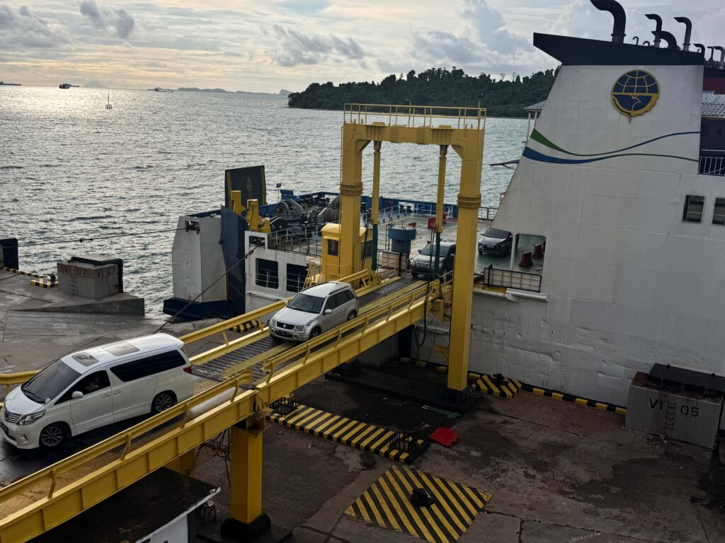 Sejak H-10 hingga H-5, tercatat 183.581 orang penumpang dan 47.328 unit kendaraan telah meninggalkan Jawa menuju Sumatera. (Istimewa/dok. ASDP).