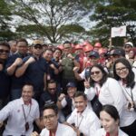 Chief Operating Officer Danantara Dony Oskaria (Tengah, Rompi Hijau) bersama dengan para Relawan TelkomGroup untuk penanganan bencana alam di Aceh Timur dan Aceh Tamiang. Foto: Telkom Indonesia