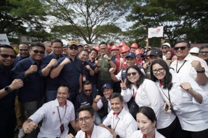 Chief Operating Officer Danantara Dony Oskaria (Tengah, Rompi Hijau) bersama dengan para Relawan TelkomGroup untuk penanganan bencana alam di Aceh Timur dan Aceh Tamiang. Foto: Telkom Indonesia