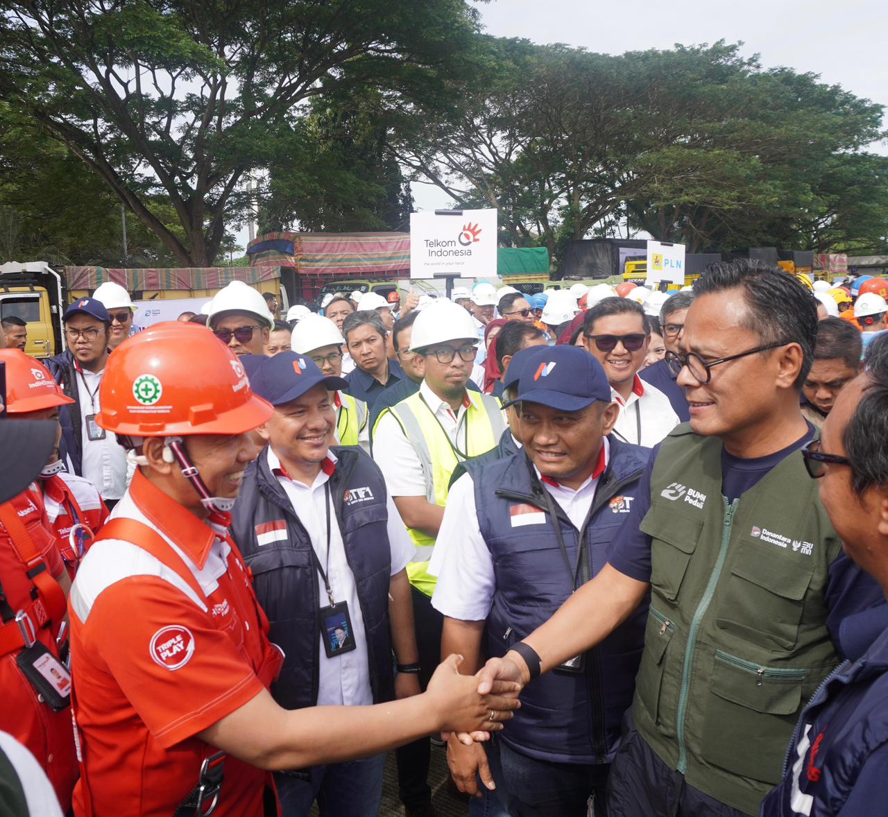 Bersama Danantara dan BUMN, TelkomGroup Kirim Relawan dan Bantuan Kemanusiaan di Masa Pemulihan 2 Chief Operating Officer Danantara Dony Oskaria bersama para Relawan usai agenda apel kesiapan Relawan BUMN Peduli yang di area Bandara Kualanamu, Sumatra Utara, Jumat (19/12). Foto: Telkom Indonesia