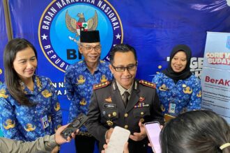 Kepala BNN Kota Jakarta Selatan (Jaksel), Kombes Pol Bambang Yudistira dan jajaran dalam konferensi pers catatan akhir tahun BNNK Jaksel, Senin (22/12/2025). Foto: Ist