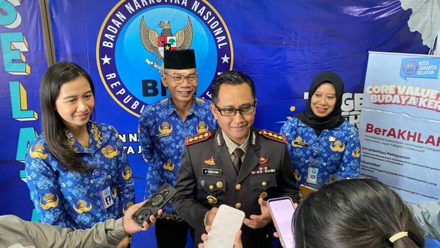 Kepala BNN Kota Jakarta Selatan (Jaksel), Kombes Pol Bambang Yudistira dan jajaran dalam konferensi pers catatan akhir tahun BNNK Jaksel, Senin (22/12/2025). Foto: Ist