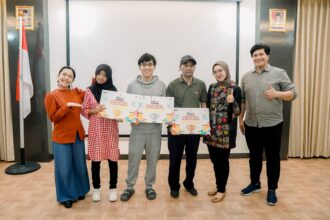 Peserta terbaik program RiseAble bersama dengan para mentor di House of Arsenia Tondano, Jakarta Selatan, beberapa waktu yang lalu. Foto: Telkom Indonesia