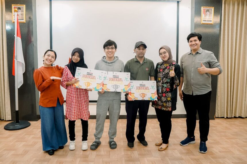 Peserta terbaik program RiseAble bersama dengan para mentor di House of Arsenia Tondano, Jakarta Selatan, beberapa waktu yang lalu. Foto: Telkom Indonesia