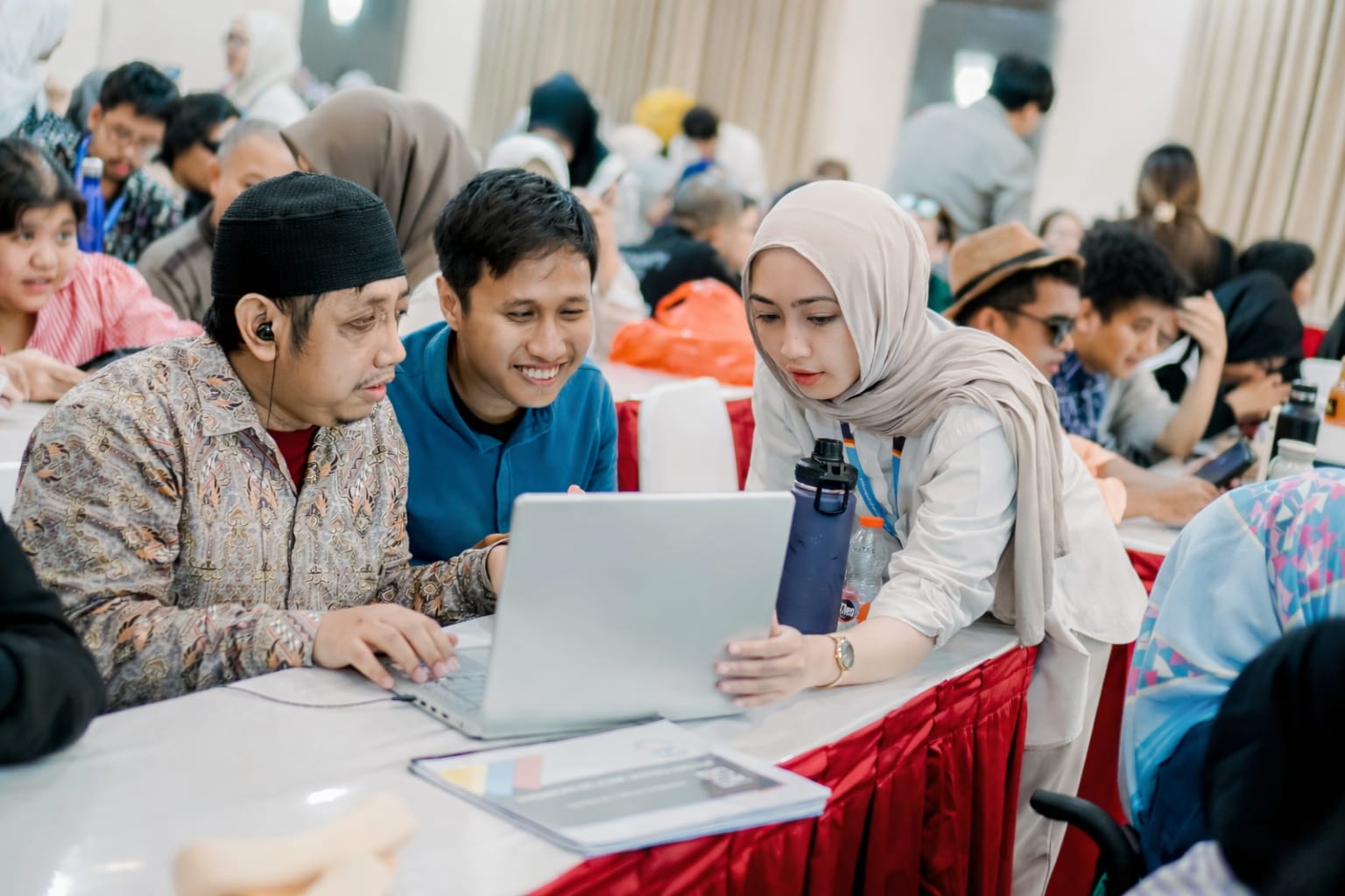 Tumbuhkan Potensi Ekonomi Digital bagi UMKM Disabilitas, Telkom Siapkan Program RiseAble 2 Pelatihan untuk para UMKM disabilitas pada program RiseAble yang diselenggarakan di House of Arsenia Tondano, Jakarta Selatan, beberapa waktu yang lalu. Foto: Telkom Indonesia