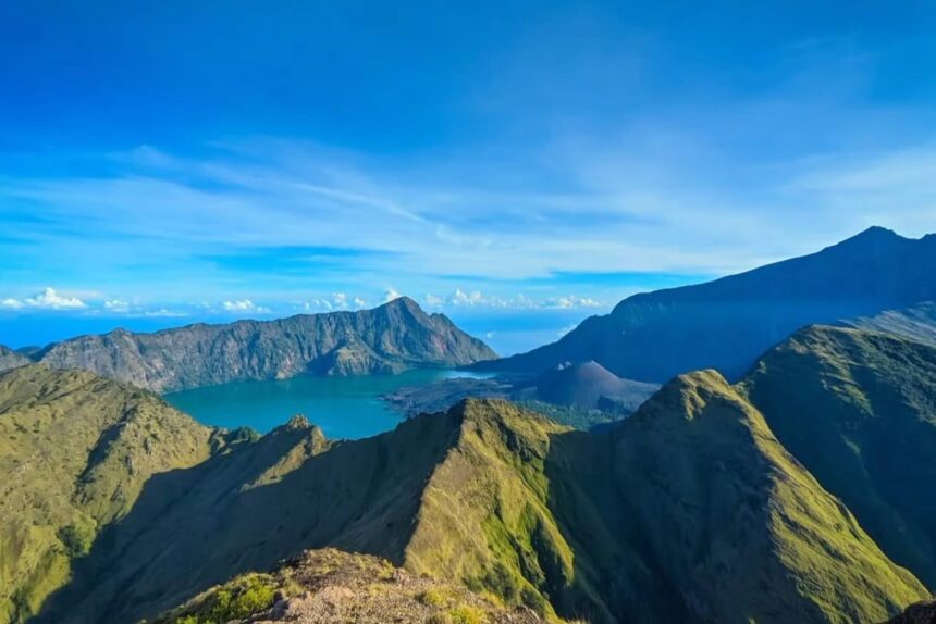 Pendakian Gunung Rinjani ditutup sementara pada awal 2026 demi keselamatan wisatawan dan kelestarian lingkungan kawasan taman nasional. Foto: IG @btn_gn_rinjani